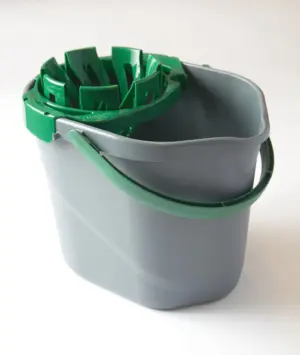 CUBO CON ESCURRIDOR 12L GRIS/V