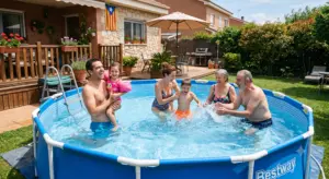 Familia disfrutando de una piscina desmontable Bestway en el jardín en verano